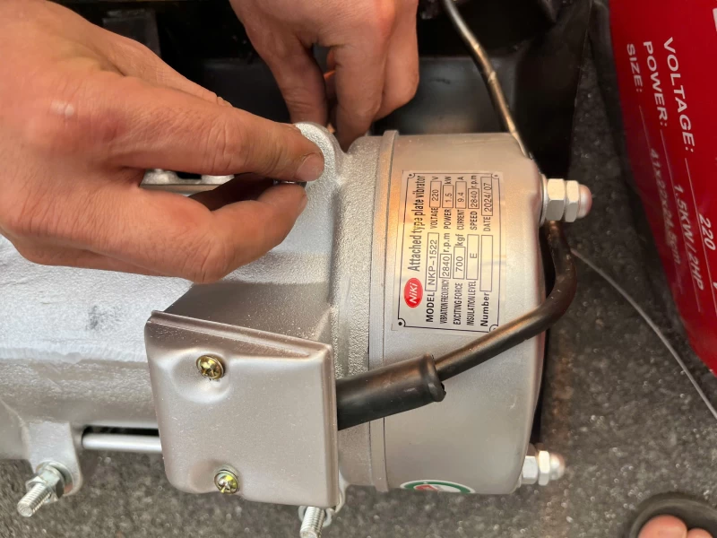 Máy Đầm Bàn Niki 1.5Kw/220V - Hình ảnh 3 NIKI