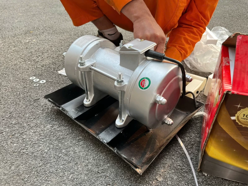 Máy Đầm Bàn Niki 1.5Kw/220V - Hình ảnh 2 NIKI