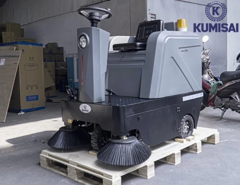 Xe quét rác nhà xưởng ngồi lái Kumisai KMS-1250E - Hình ảnh 1 KUMISAI